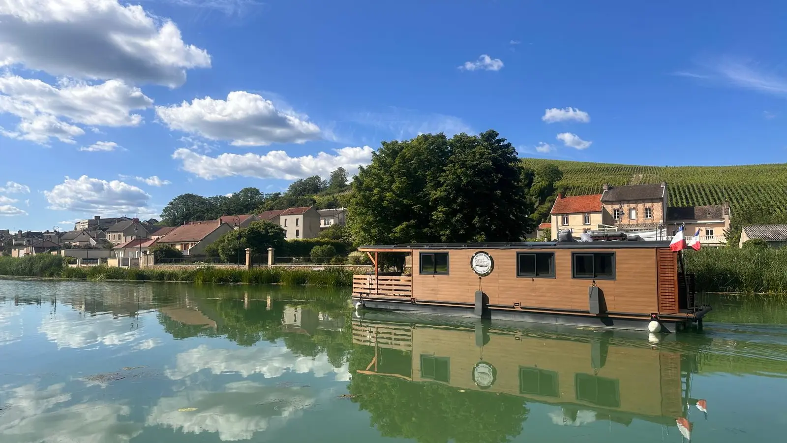 Promenade privée en bateau solaire - Découverte coteaux UNESCO