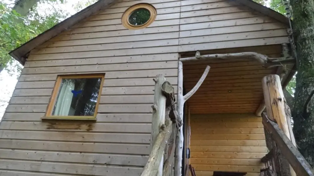 LA CABANE AUX SECRETS acces par escaliers