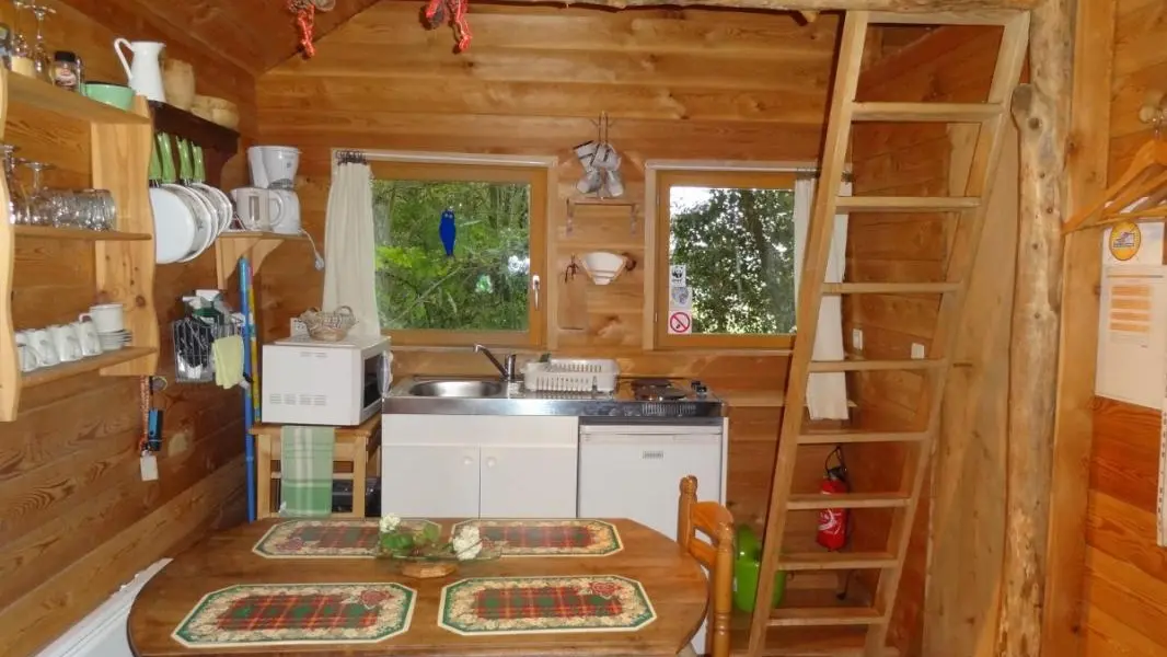 LA CABANE AUX SECRETS intérieur de la cabane perchée tout confort