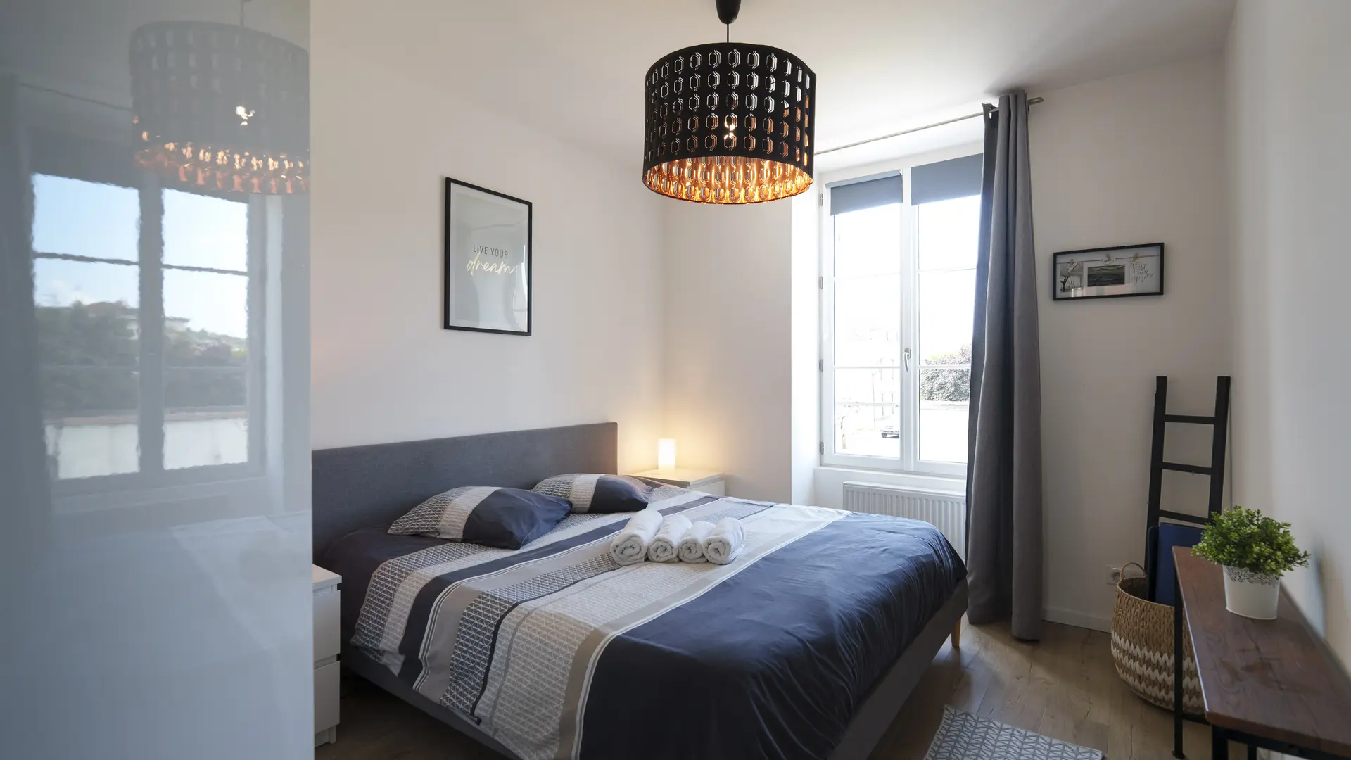 Grande chambre avec lit King-size 180 cm.