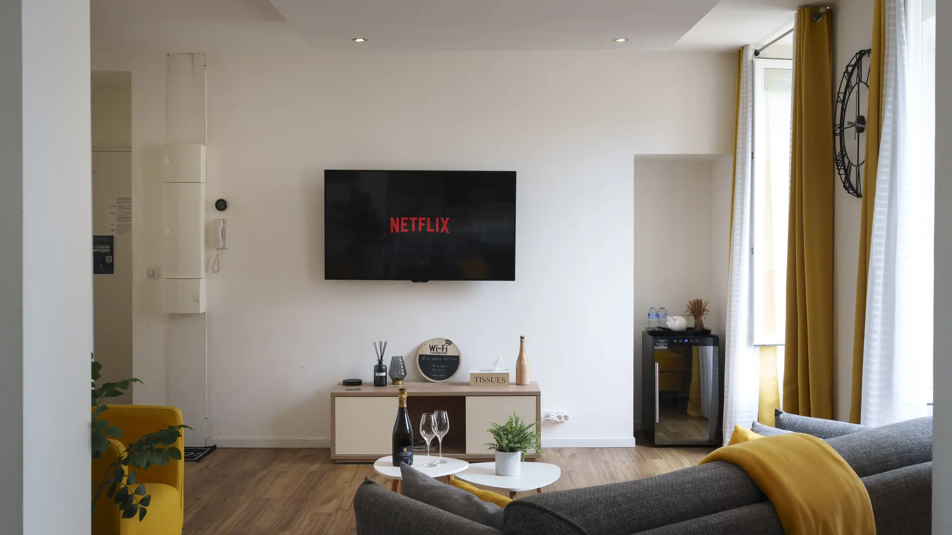 Grand salon, TV Full HD 165 cm