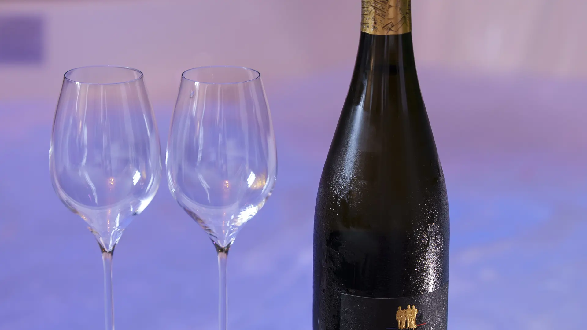 Champagne frais à dispo dans la cave à vin