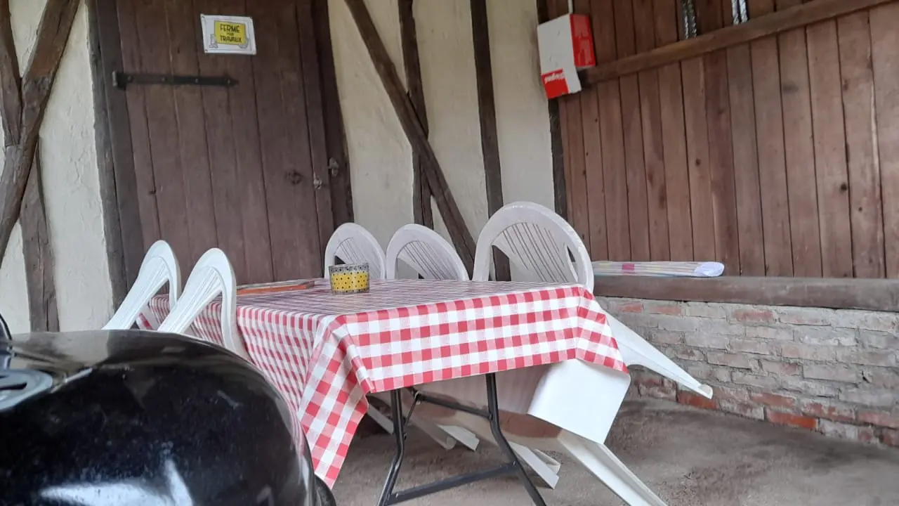 Coin repas extérieur abrité