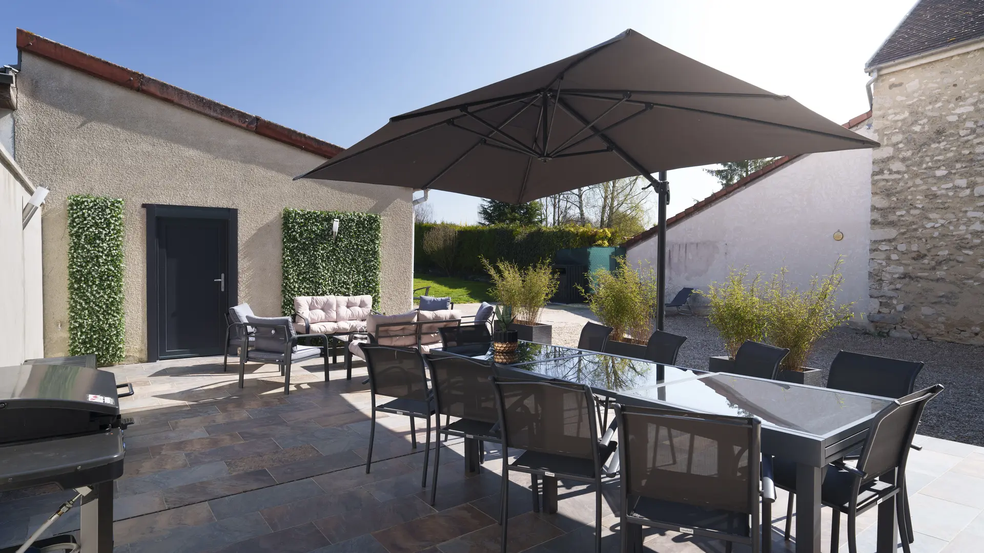 Grande terrasse à l'arriere du gîte sans vis à vis