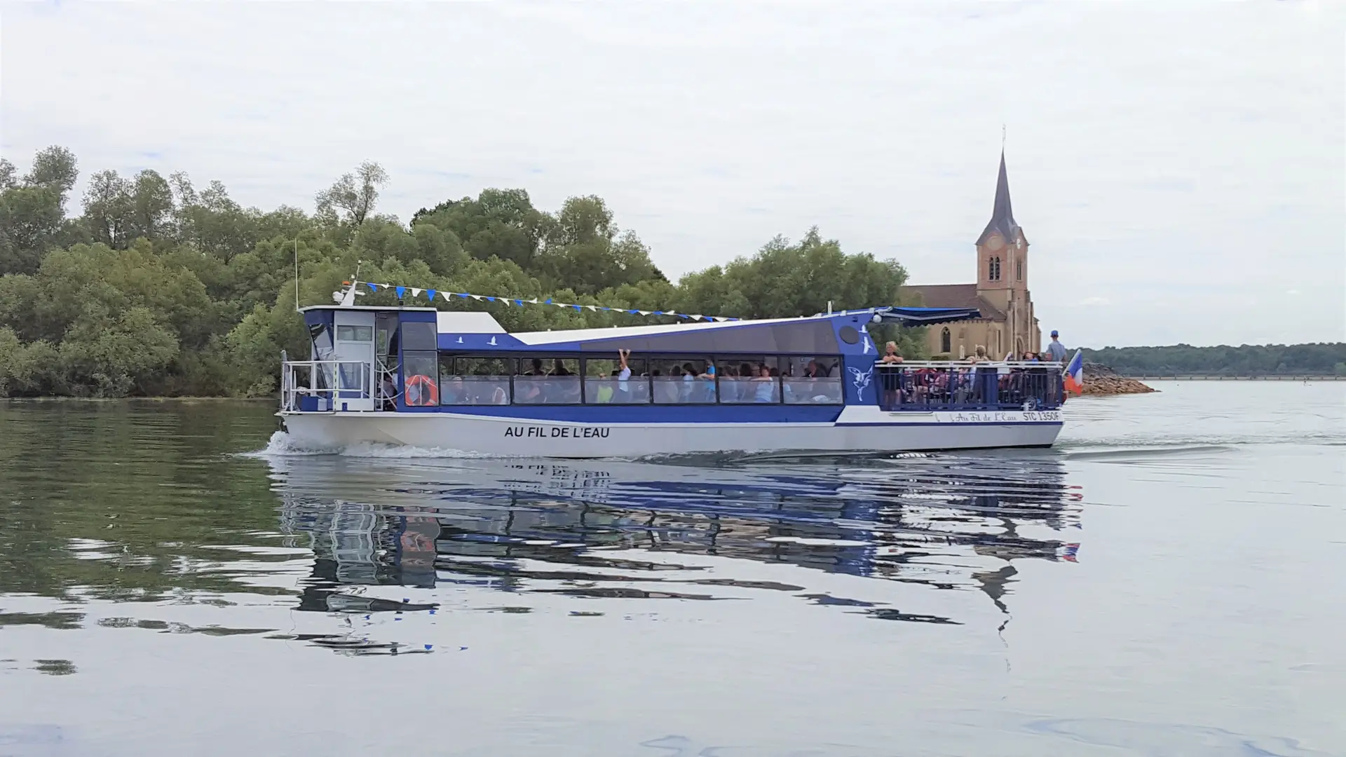 Photo-nouveau-bateau-bateau-avec-Eglise