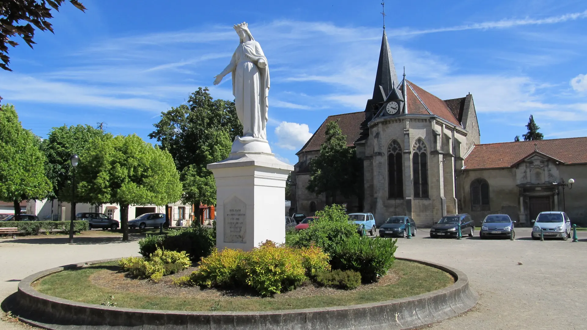 Eglise Saint-Martin et Place de la République