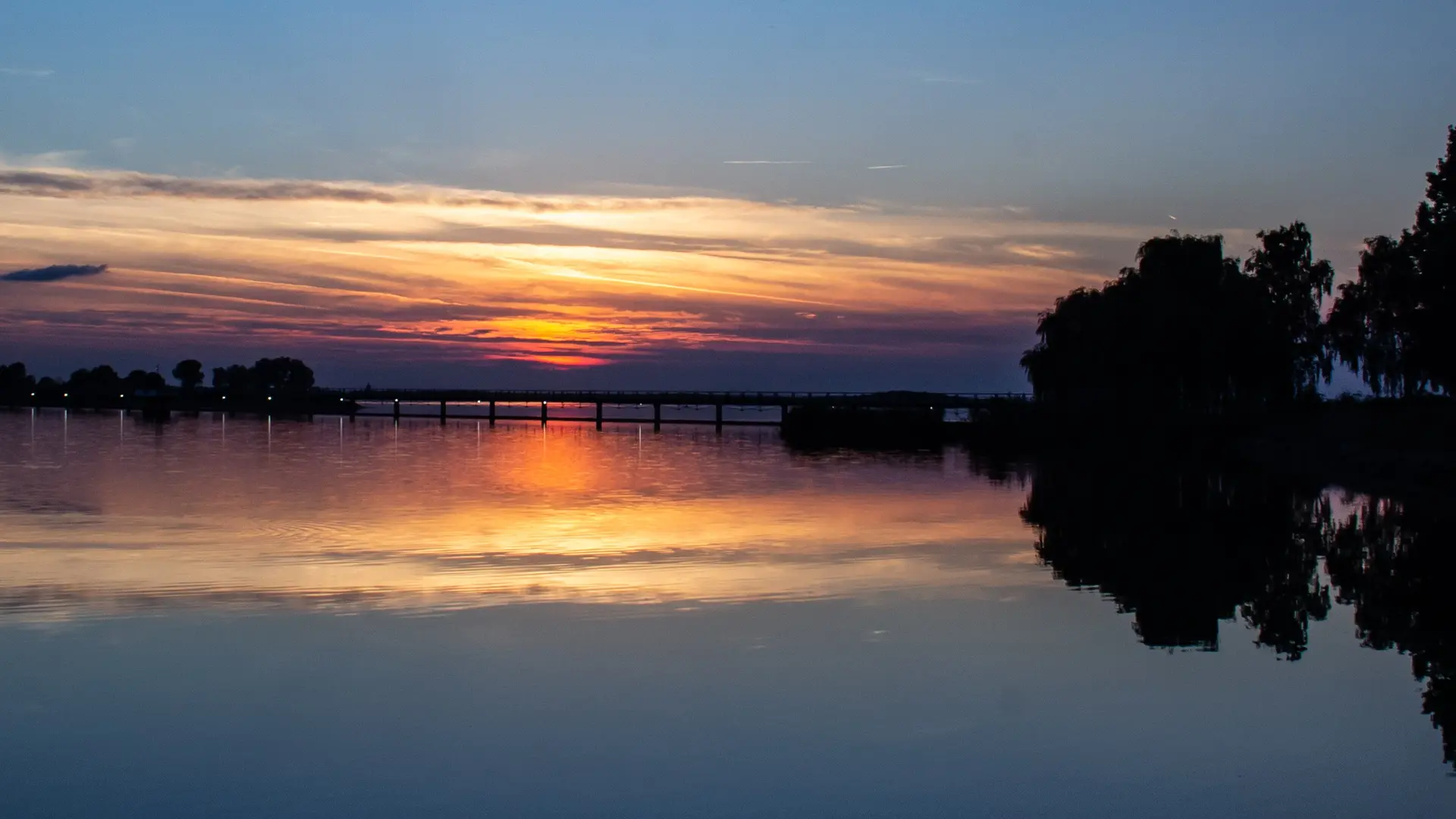 Couché du soleil sur le lac