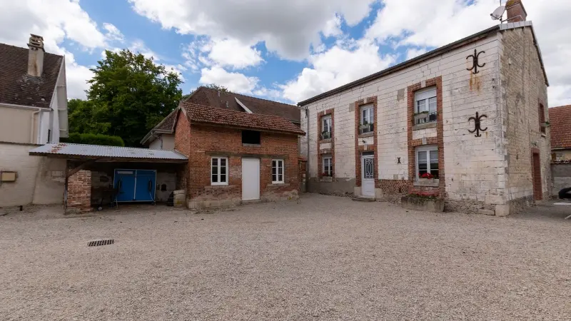 gite-chez-lea-pocancy-cour-exterieure