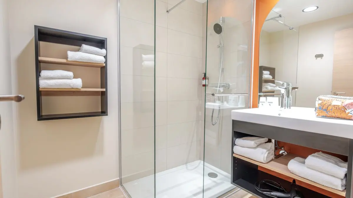 hotel-akena-chalons-chambre-famille-salle-de-bains