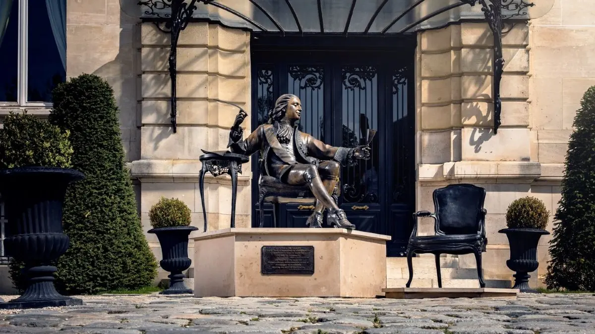 juan-carlos-carillo-statue-louis-xv