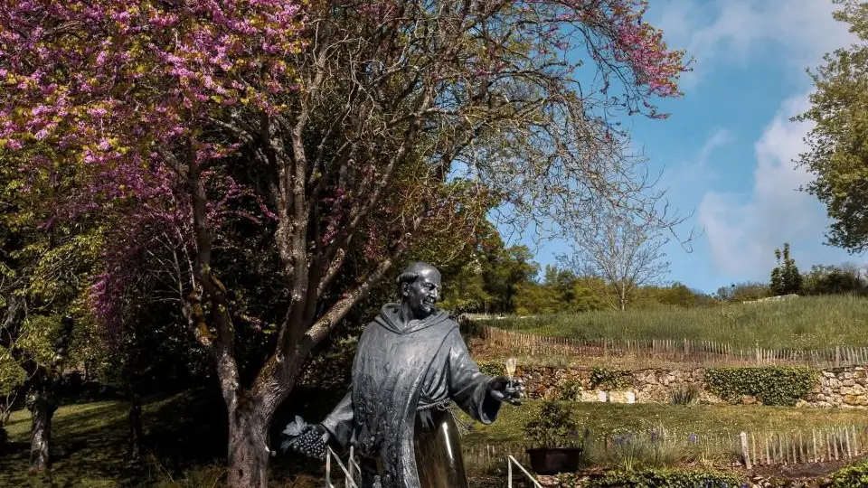 juan-carlos-carillo-statue-pierre-perignon