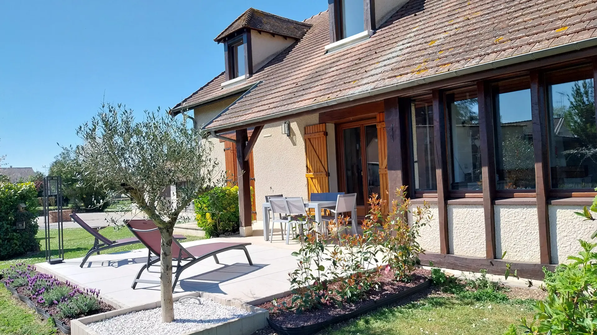 o-nid-fleuri-terrasse