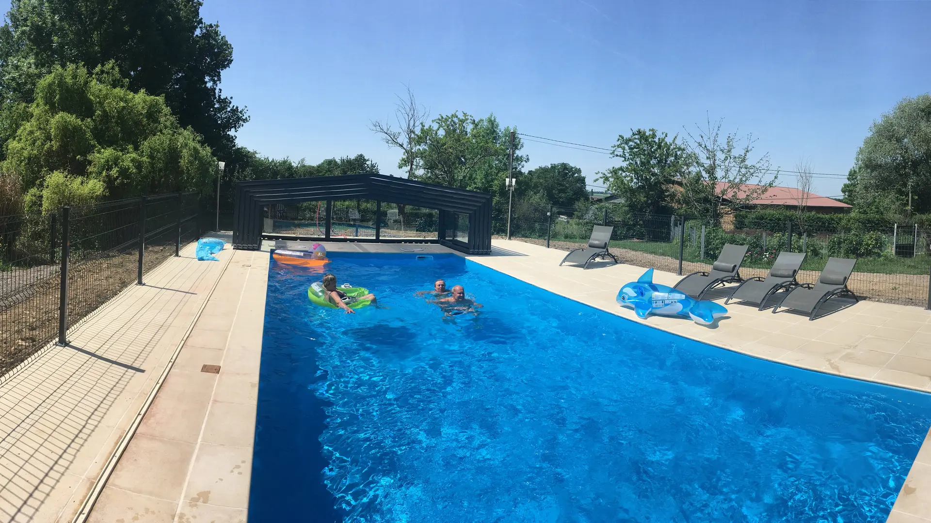 La piscine est à située à 250M du gîte dans notre propriété.