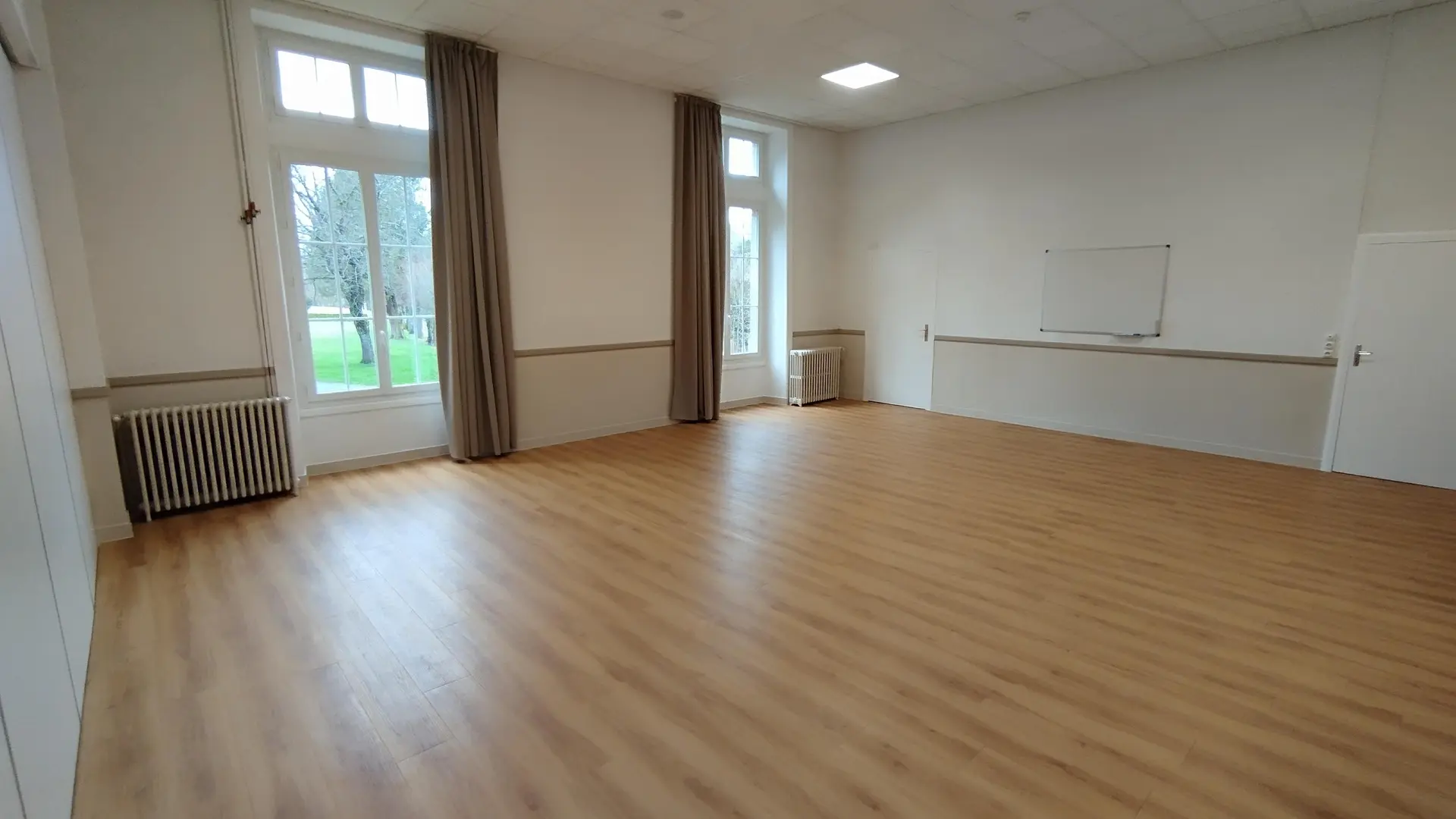 Salle Gorron 56 m²