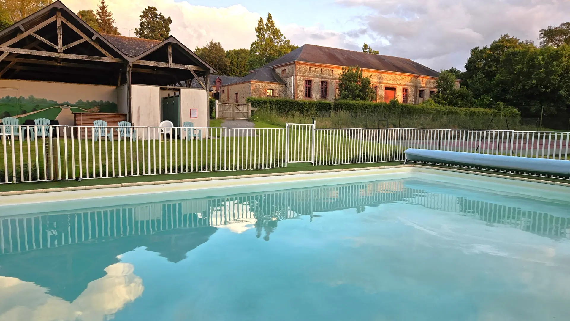 Les grandes écuries depuis la piscine et le tennis