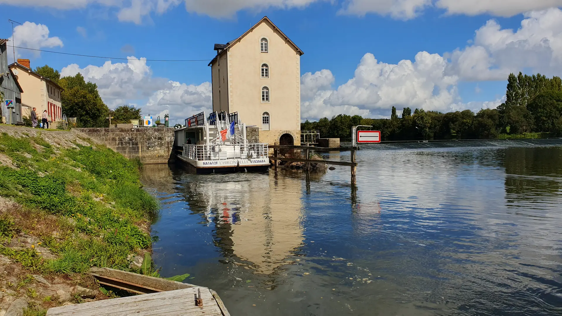 L'Hirondelle entrant dans l'écluse de la Bavouze