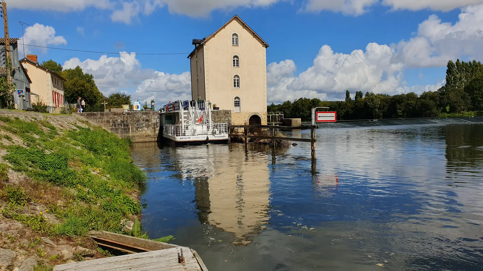 L'Hirondelle entrant dans l'écluse de la Bavouze