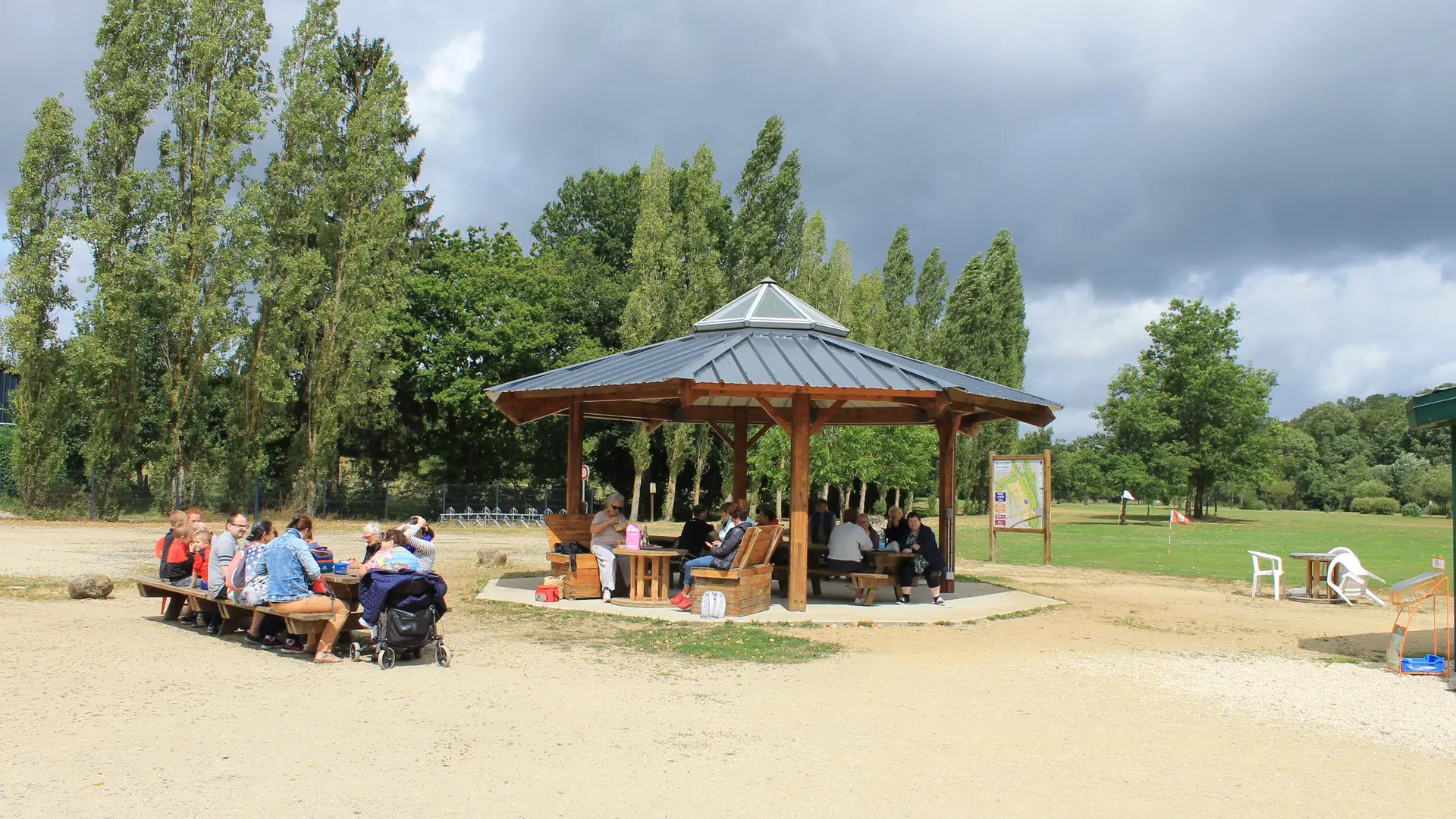 tables-pique-nique-parc-de-loisirs-gorron--2-