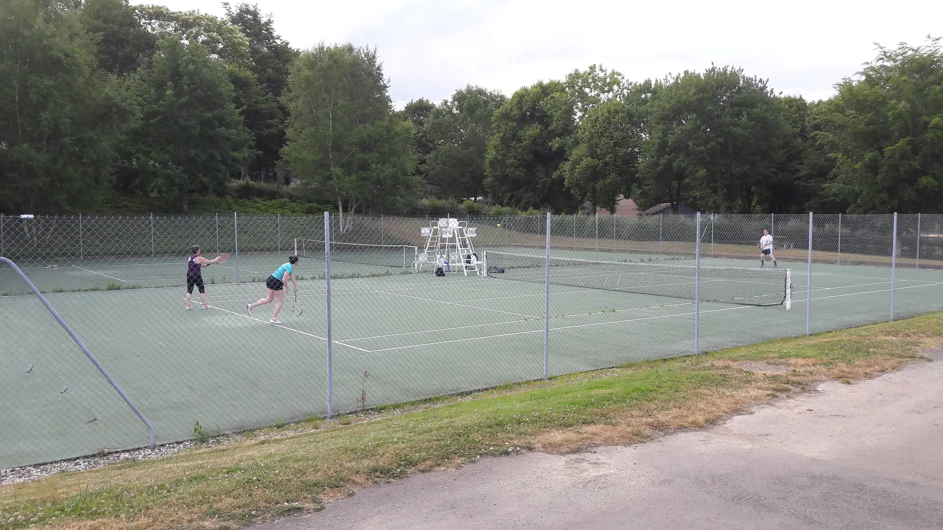 tennis-au camping le parc de Vaux sur le parc de loisirs