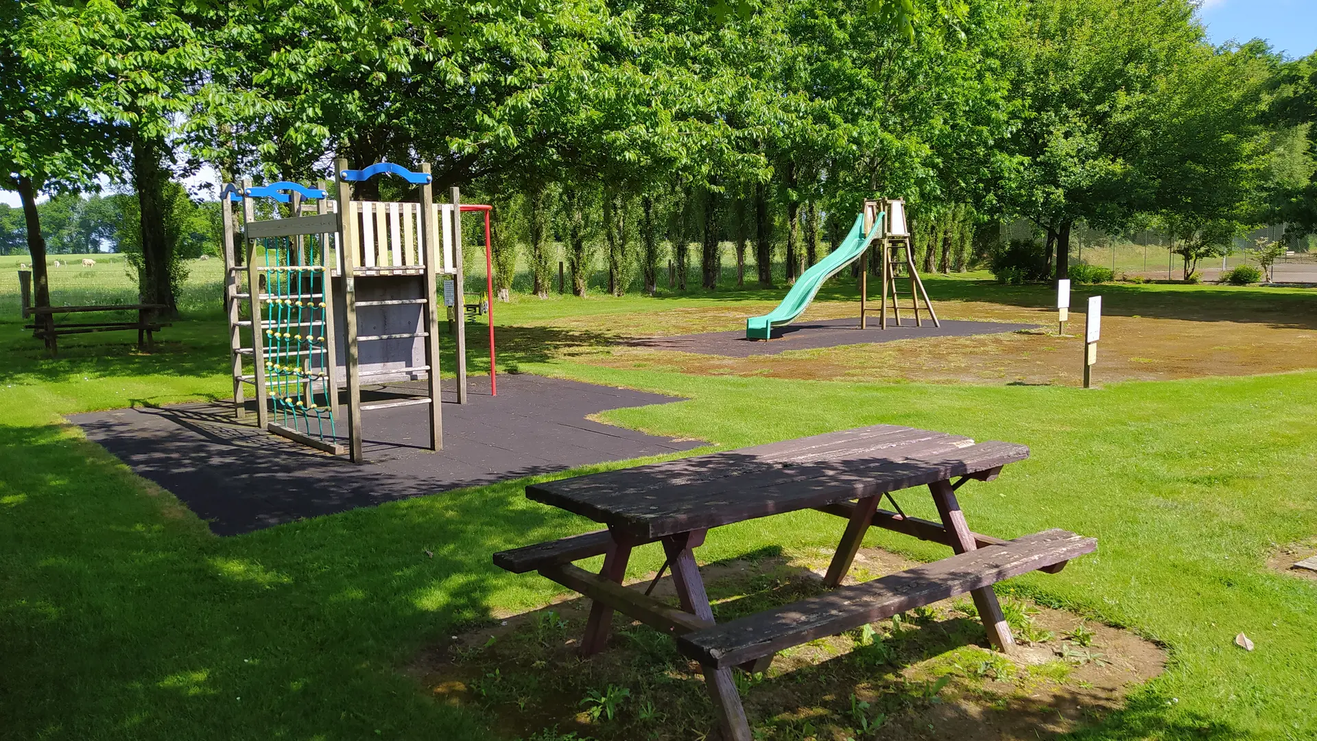 Aire de pique nique - Saint- Berthevin La tannière 53 © Bocage Mayennais Tourisme - 2