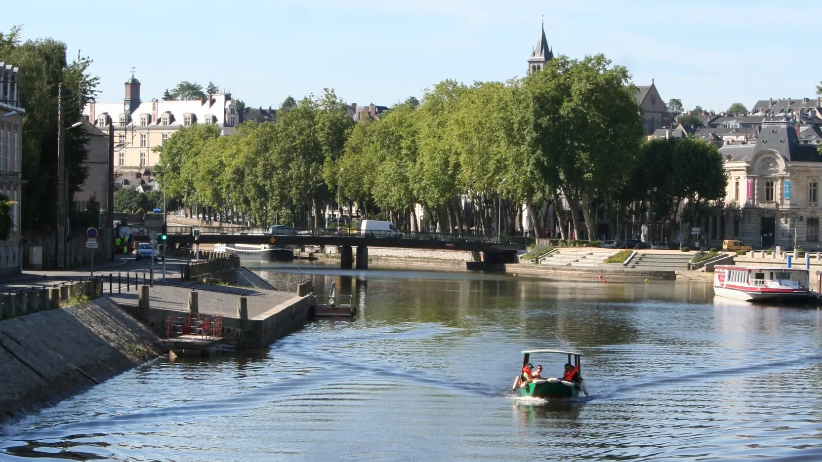 location de bateau à moteur à Laval