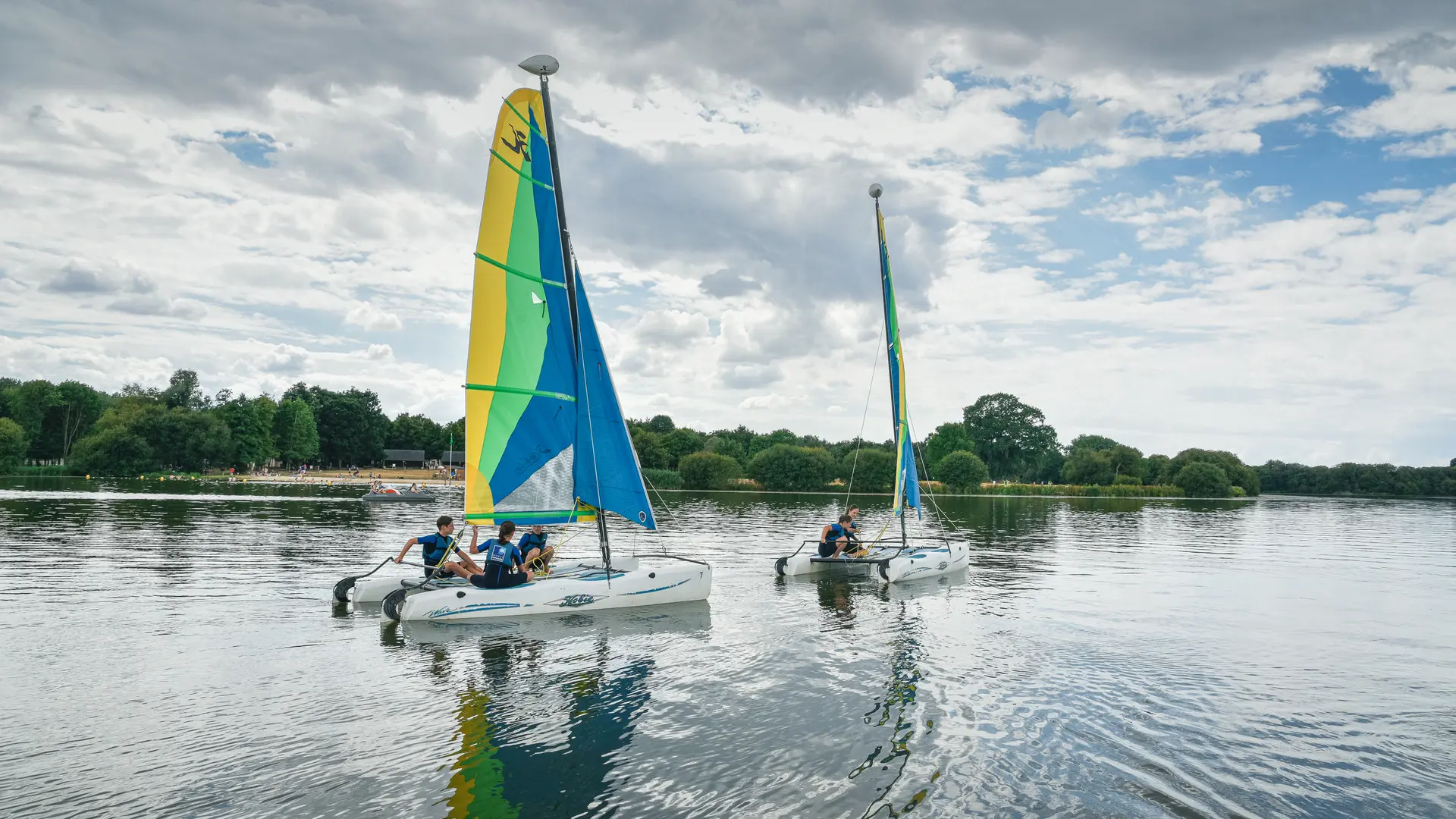 Catamaran-La_Selle-Craonnaise-CP-2BS_Image___Drone_-_Mayenne_Tourisme(5)