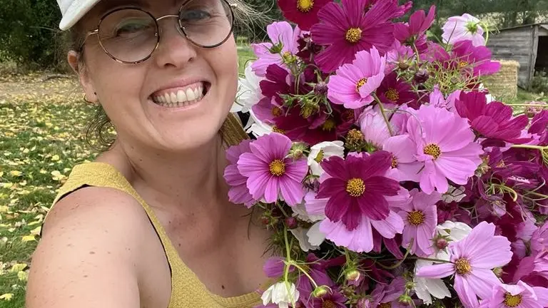 Coralie, floricultrice brassee de cosmos