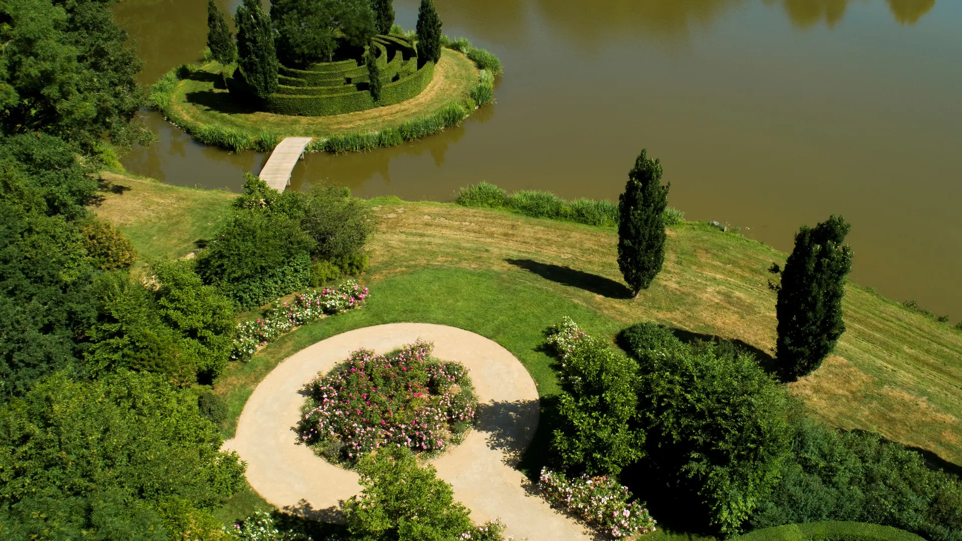 roseraie et île labyrinthe