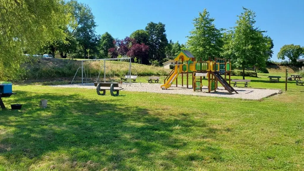 Aire de pique-nique au plan d'eau de Saint-Jean Sur Erve avec jeux pour enfants