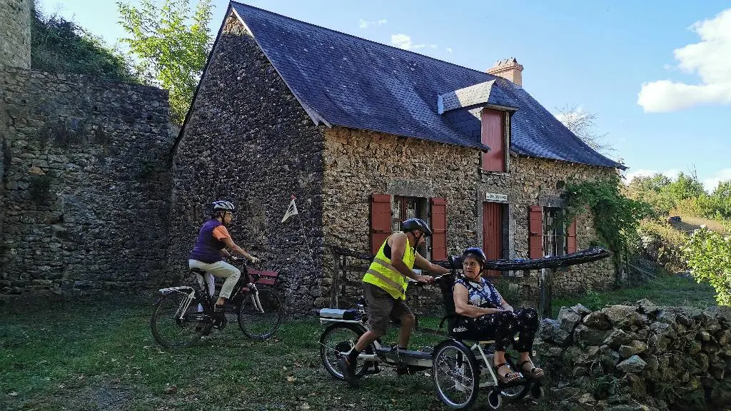 Arrêt devant la maison du chaufournier