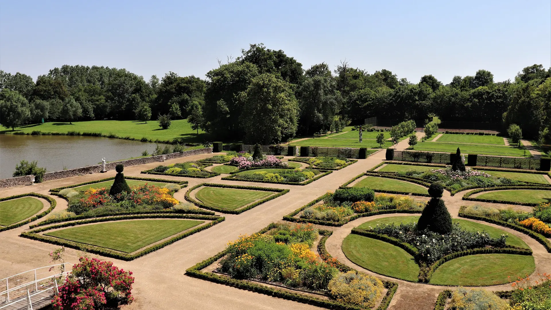 jardin d'agrément en surplomb de l'étang