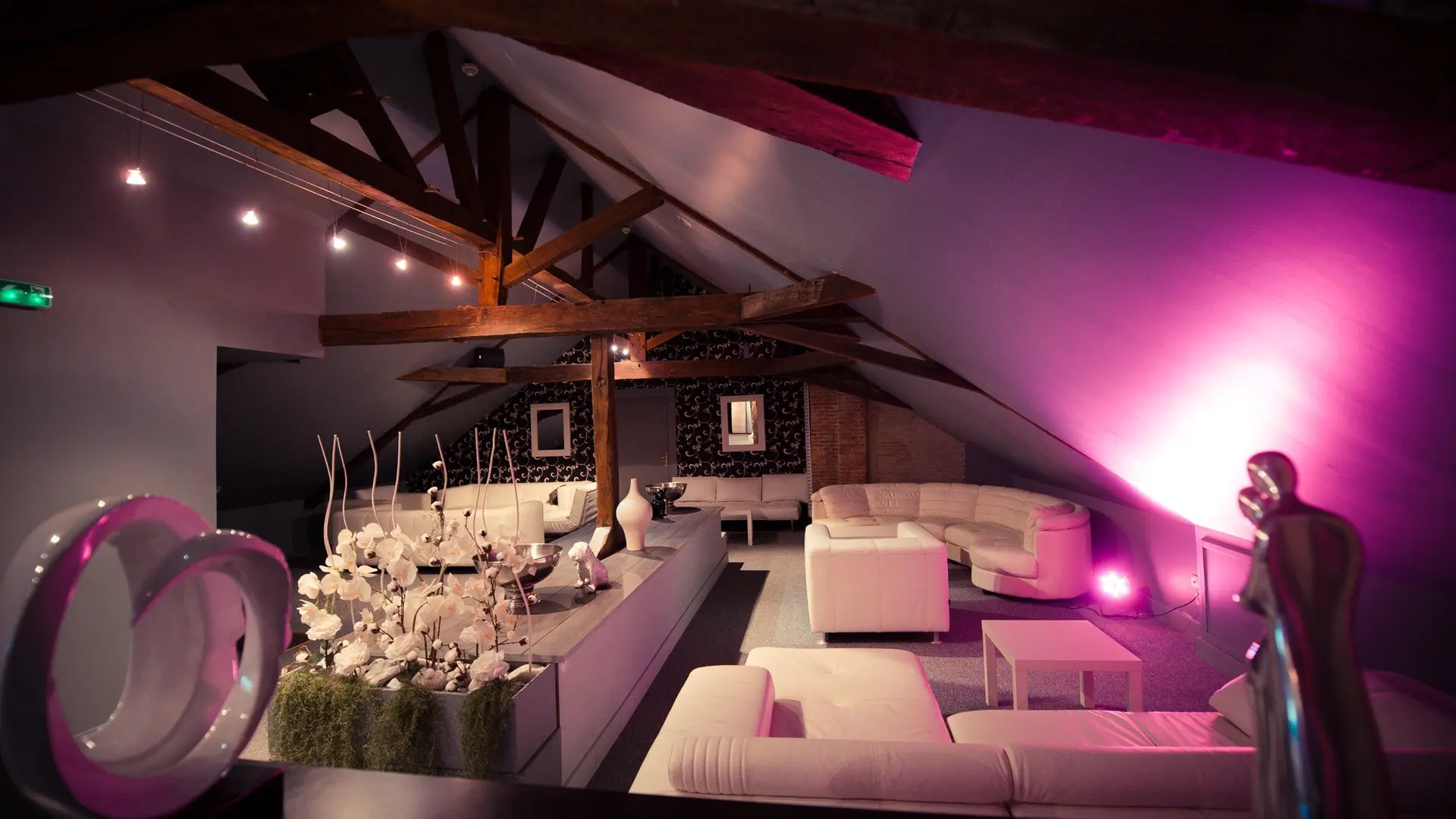 Le lounge salon lumière rose