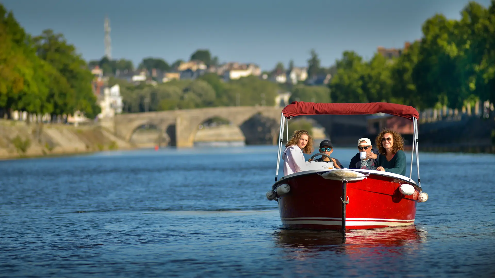 Location de bateau électrique à Laval ©Pascal Beltrami-Laval Tourisme