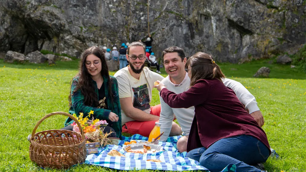 Pique-nique dans la vallée des Grottes de Saulges en Mayenne