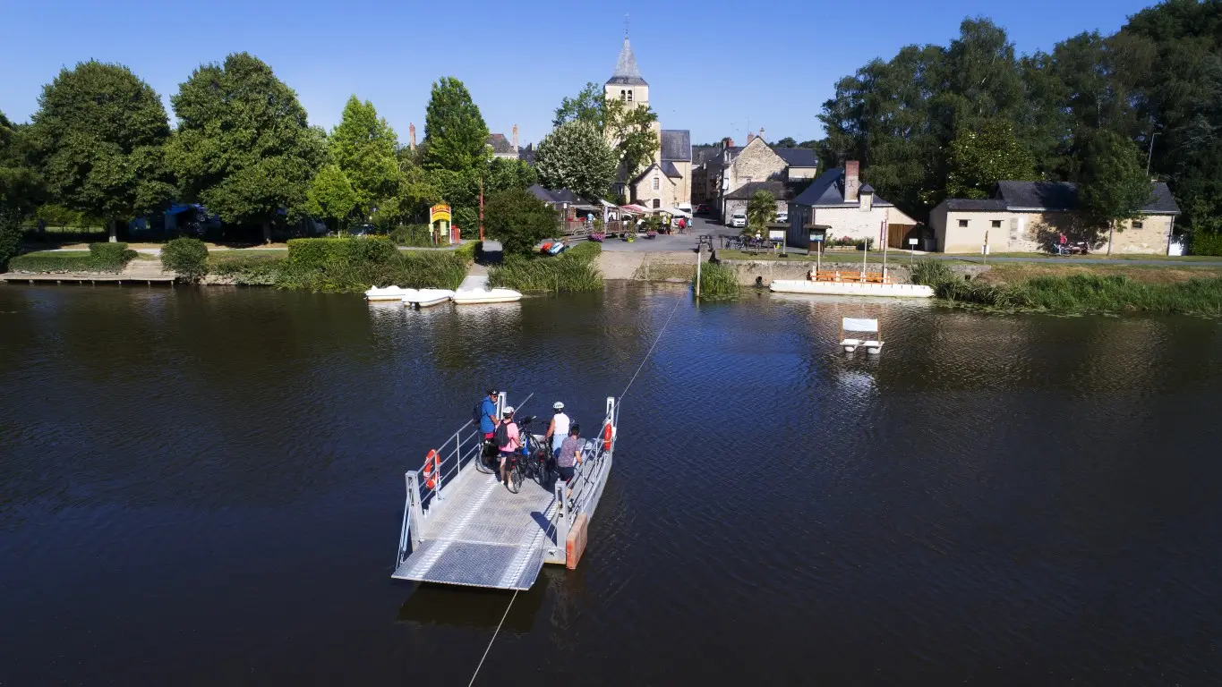 Traversee_en_bac-La_Mayenne_(riviere)_Menil-CP-Pascal_BELTRAMI_-_Mayenne_Tourisme(1)