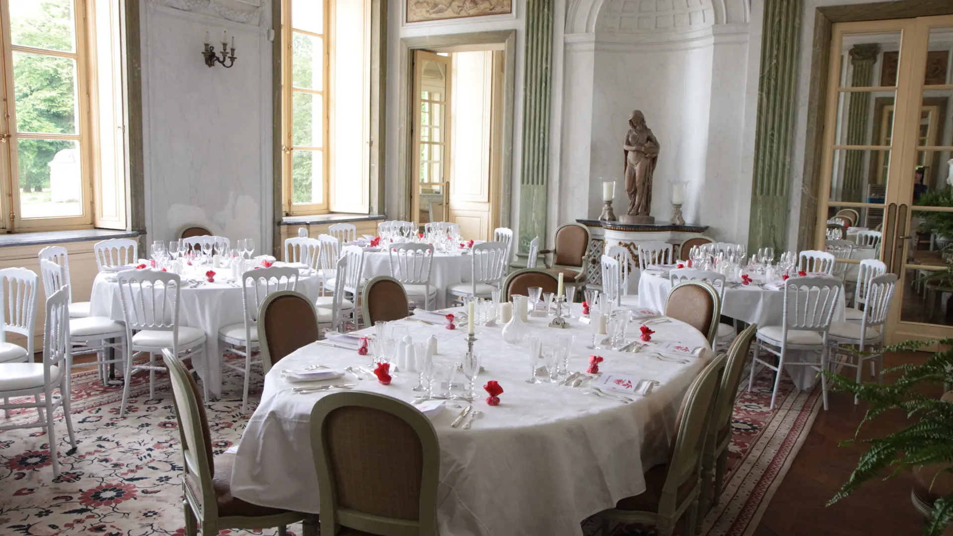 déjeuner dans la grande salle à manger du château