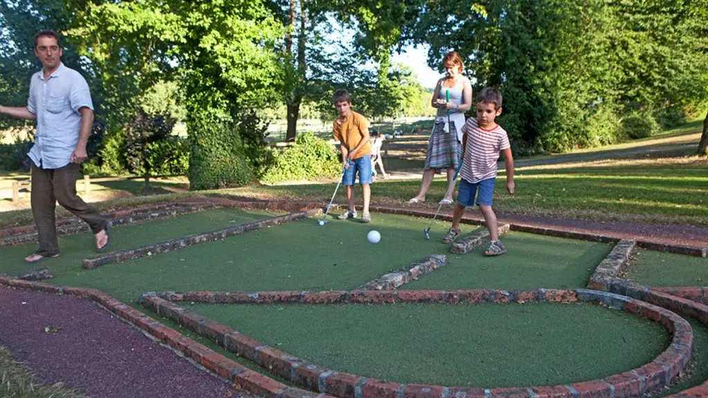 mini-golf-camping -parc-de-loisirs-de-Vaux-Ambrieres-les-vallees-53-asc-1