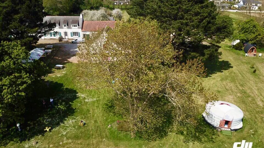 les logis de kerdrien,logements atypique entre mer et campagne, yourtes ,tonneaux ,gites et salle de réception