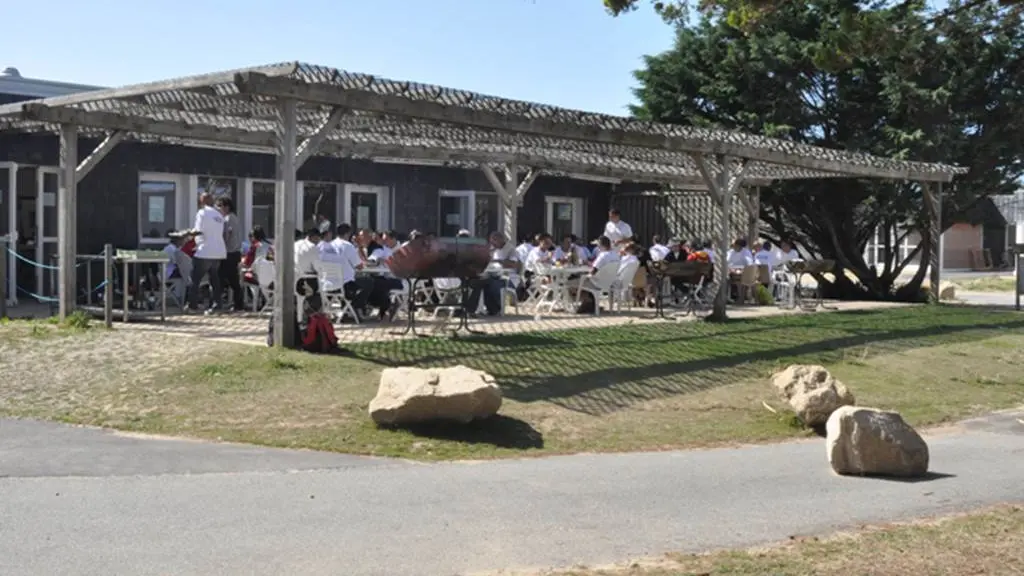 Moments de convivialité au bar avec terrasse et barbecues collectifs