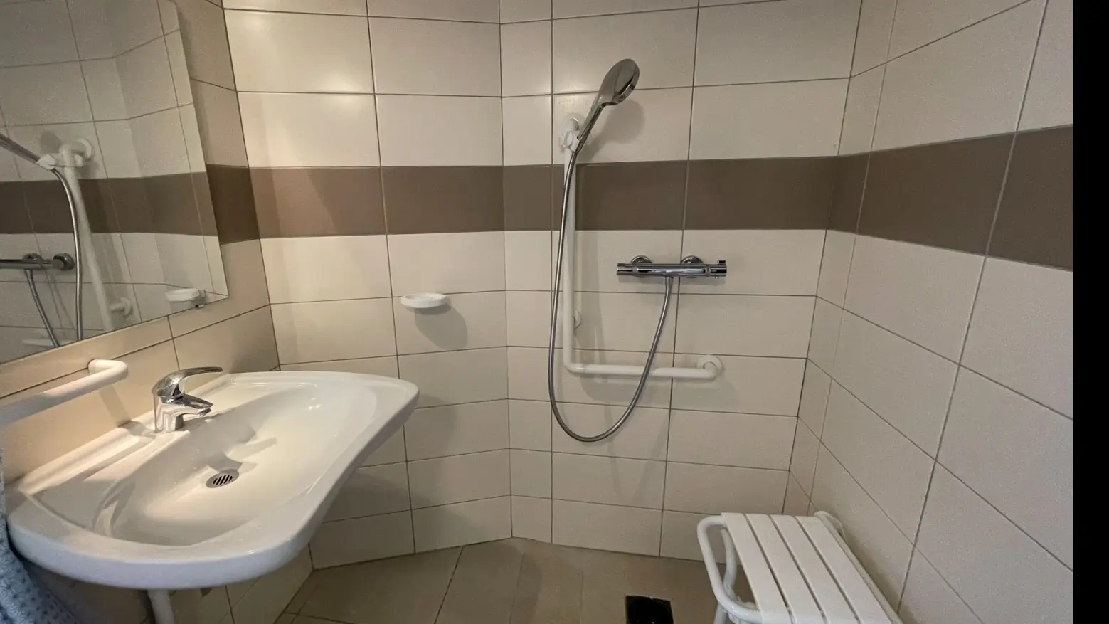 6_location_Gîte_d'étape-hostel_Ty Bihui_petit gîte salle de bain PMR_Pluméliau-Bieuzy_Vallée du Blavet