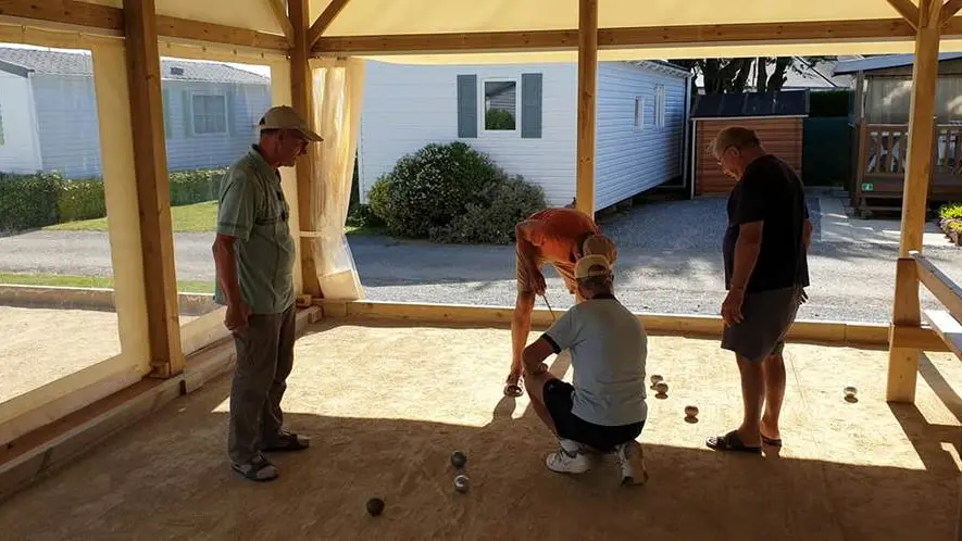 pétanque intérieure à l'ombre