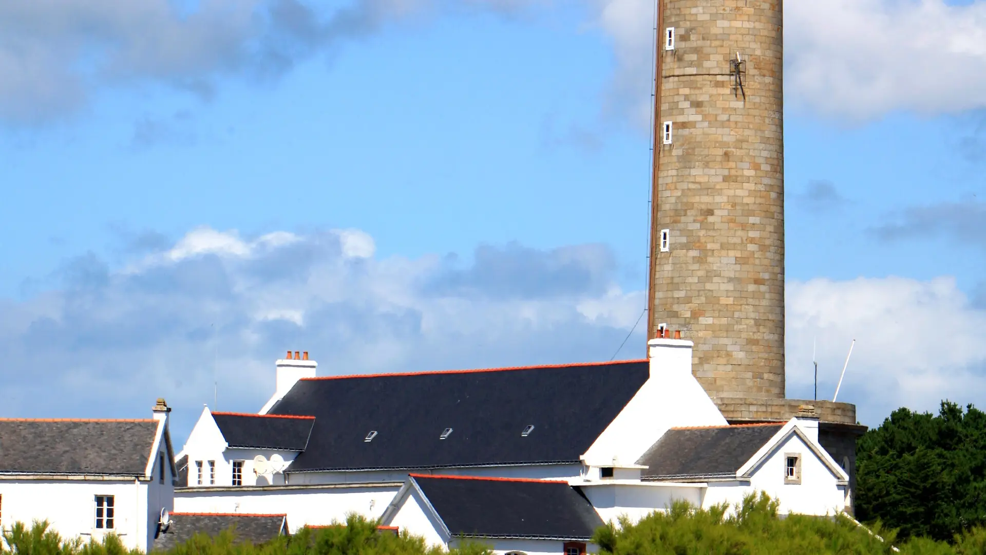 698617_se_deplacer_a_belle_ile_-_kervilahouen_-_bangor_-_ete_-_le_grand_phare_-_2009