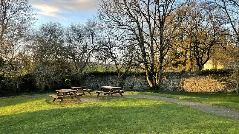 7-jardin clos avec ses tables pique niques_Pluméliau-Bieuzy_étape_hostel_Vallée du Blavet