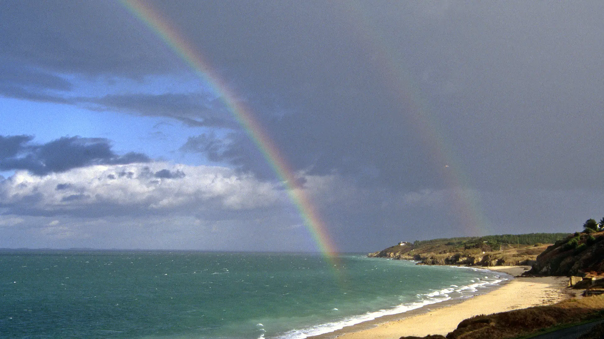 845847_bretagne_sud_-_golfe_du_morbihan_-_belle_ile_-_belles_plages_de_l_ile-arc_en_ciel_aux_grands_sables-_loup_samzun