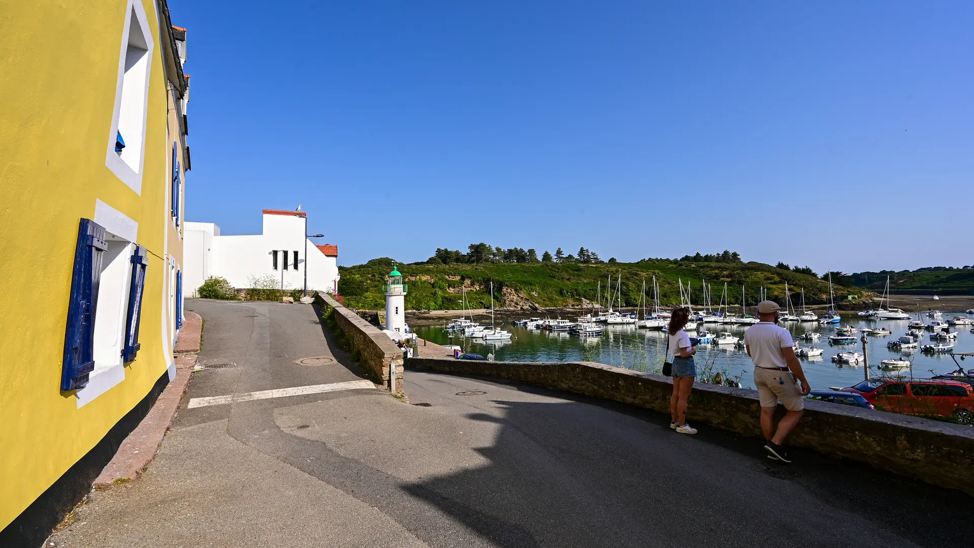 855638_humains_rue_du_phare_sauzon_-_adt_morbihan_-_ldd