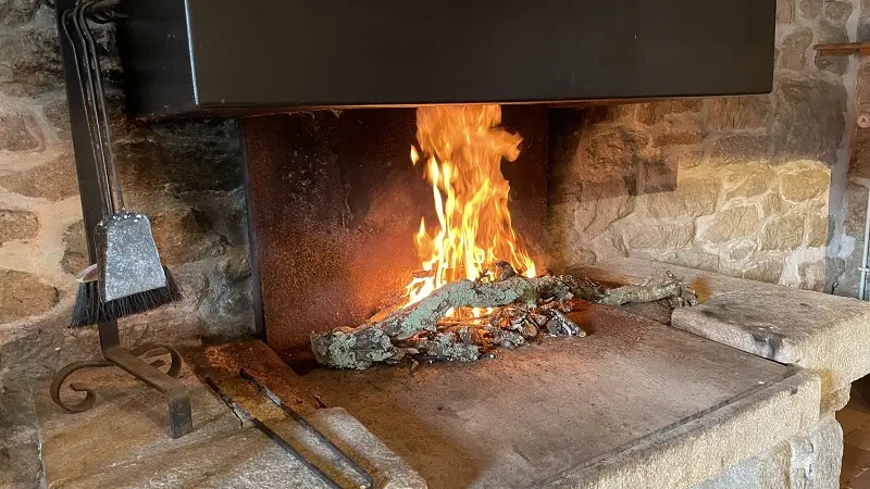 9-Feu de cheminée_Pluméliau-Bieuzy_étape_hostel_Vallée du Blavet