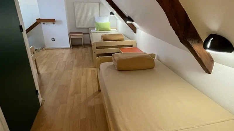 9_location_Gîte_d'étape-hostel_Ty Bihui_petit gîte chambre étage2_Pluméliau-Bieuzy_Vallée du Blavet