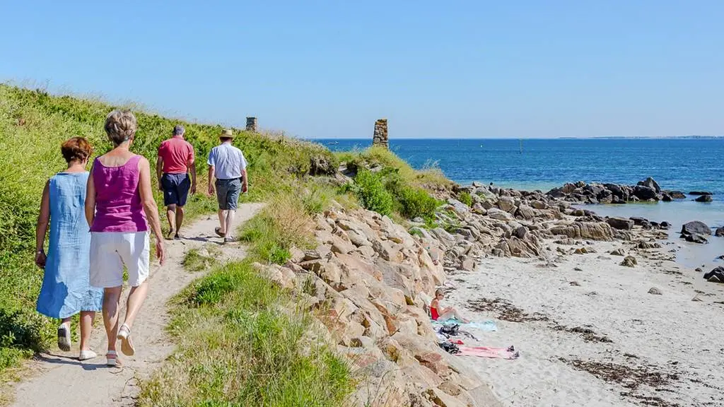 Le gr34 à portée de mètres depuis le camping les Genêts à Saint Jacques en presqu'île de Rhuys