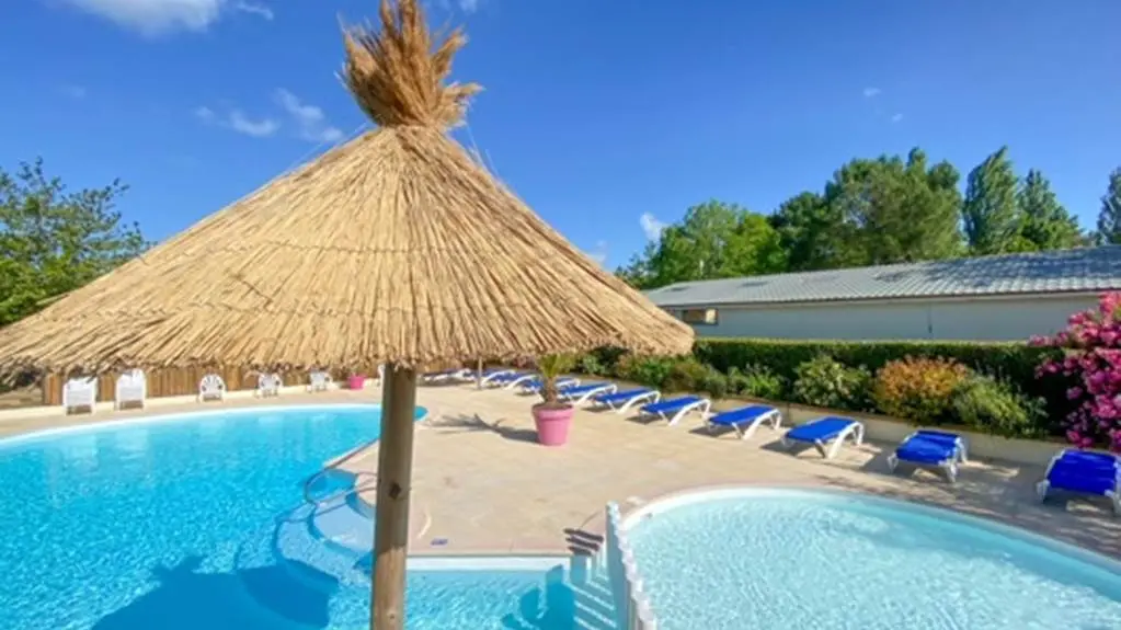 Piscine chauffée au camping les Genêts en Morbihan sud