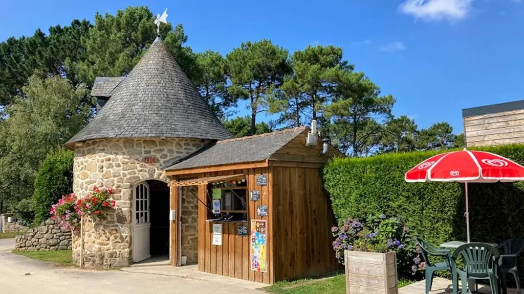 01-Lomariaquer_Camping de la Tour_Accueil et Snack